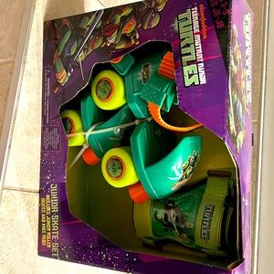 🔥Ninja turtle, junior, skates set includes junior, rollerskates, and kneepads